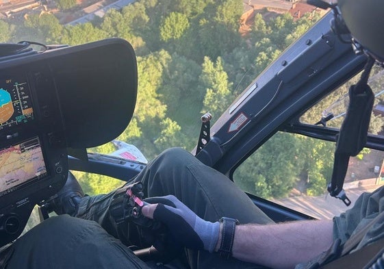 El helicóptero busca al hombre desaparecido.