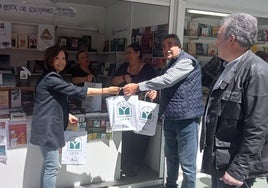 Entrega de la caja de libros.