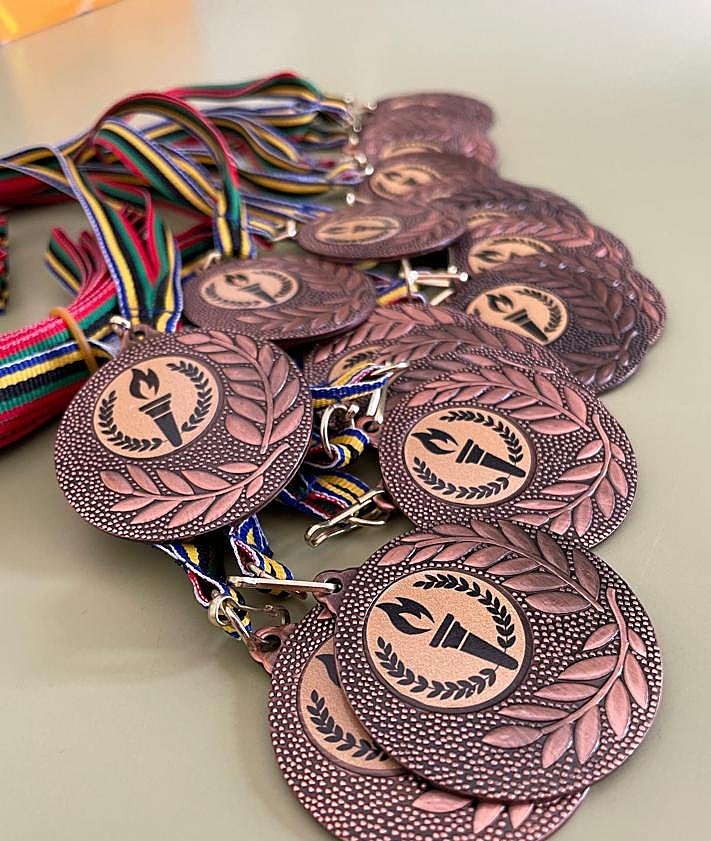 Imagen secundaria 2 - Momento previo a una carrera, las pulseras de los participantes y las medallas para los ganadores en las II OrbigOlimpiadas.