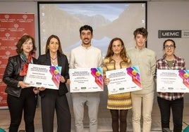 Los docentes leoneses con sus premios.