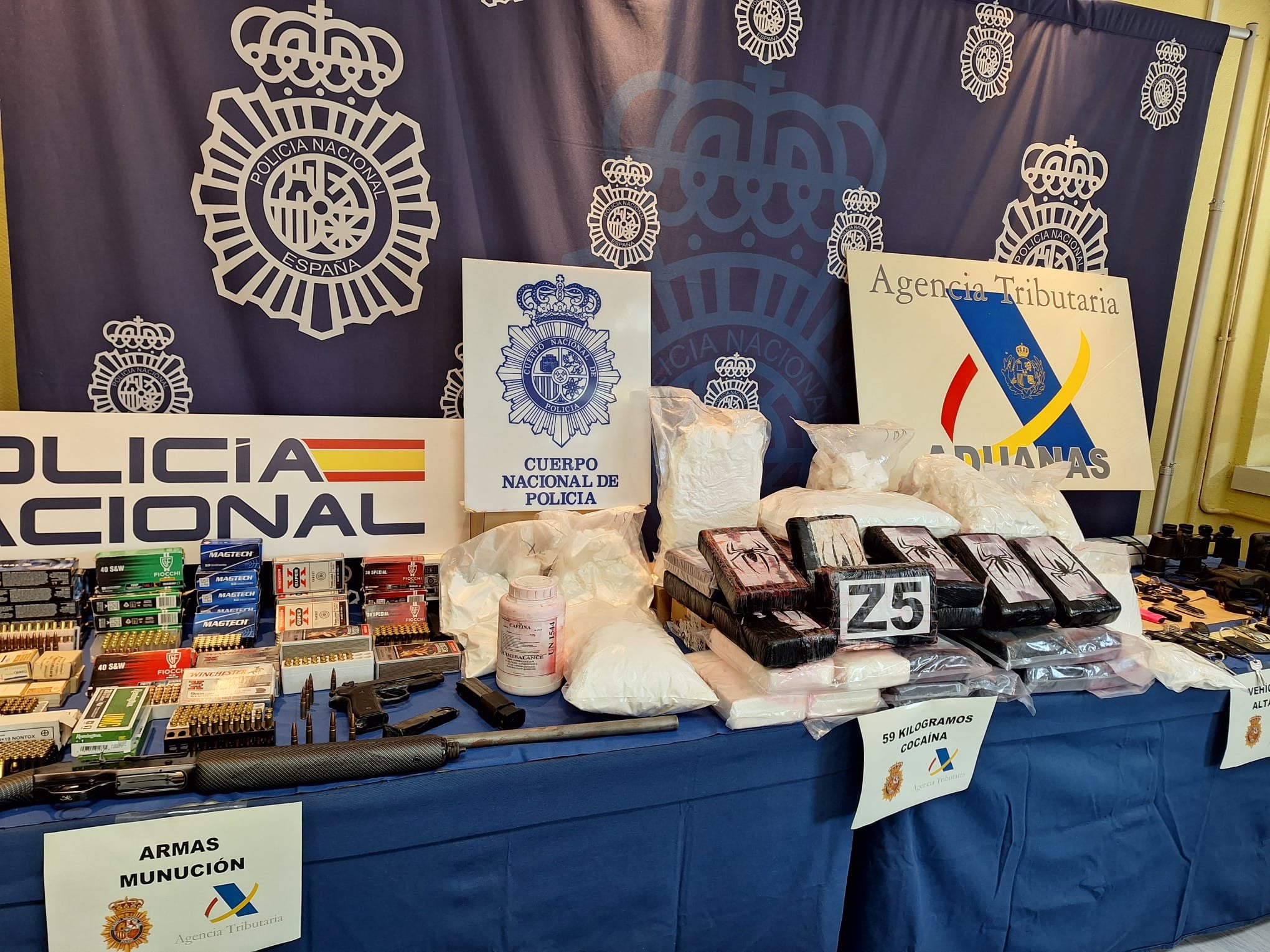 Imagen principal - Drogas, dinero en metálico, armas y coches incautados en la operación policial.