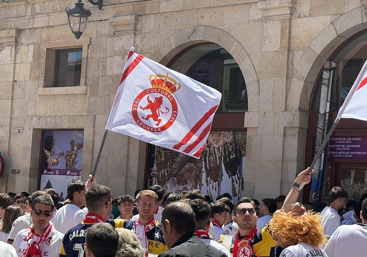 La plaza de San Martín, llena de camisetas, banderas y bufandas culturalistas.
