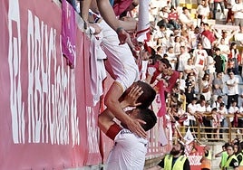 Dos jugadores se funden en un abrazo tras el partido.