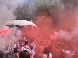 El autobús llega al Reino de León entre miles de culturalistas.