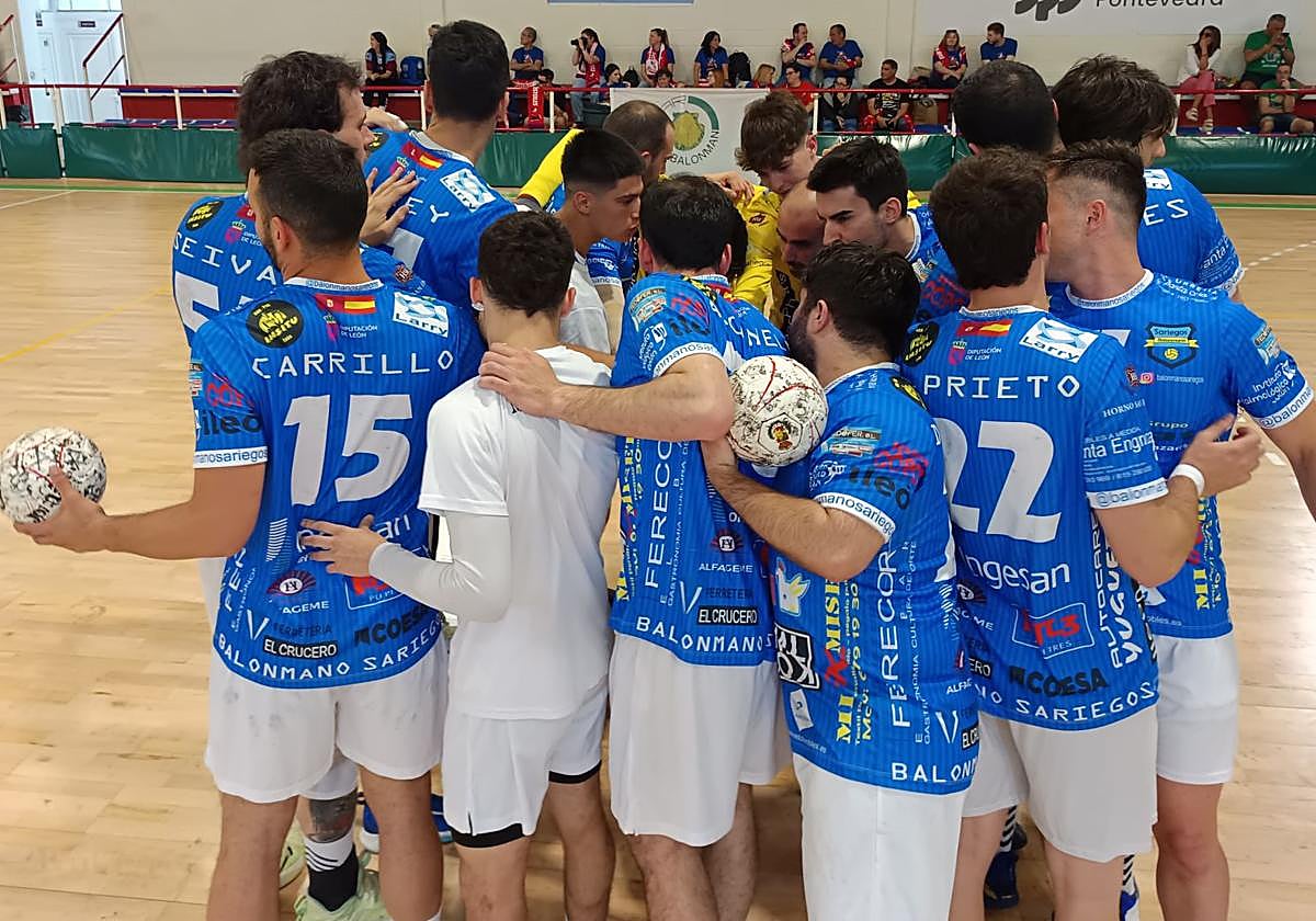 Los jugadores del Balonmano Sariegos durante la fase de ascenso.
