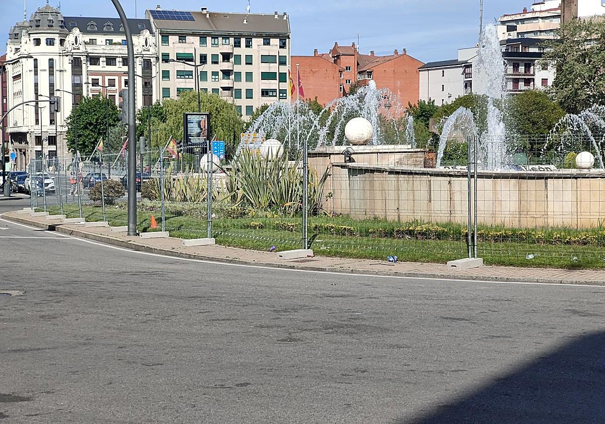 Imagen principal - El centro de León, en perfectas condiciones tras la fiesta por el ascenso de la Cultural.