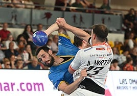 Momento del encuentro entre Ademar León y Atlético de Valladolid.