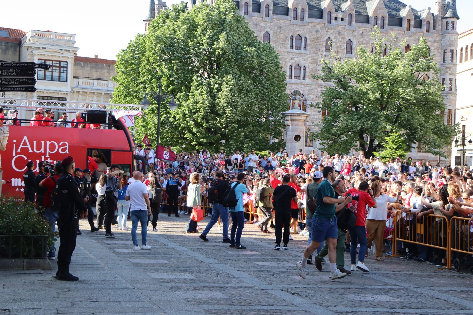 La rúa y recepción en San Marcelo de la Cultural, en imágenes