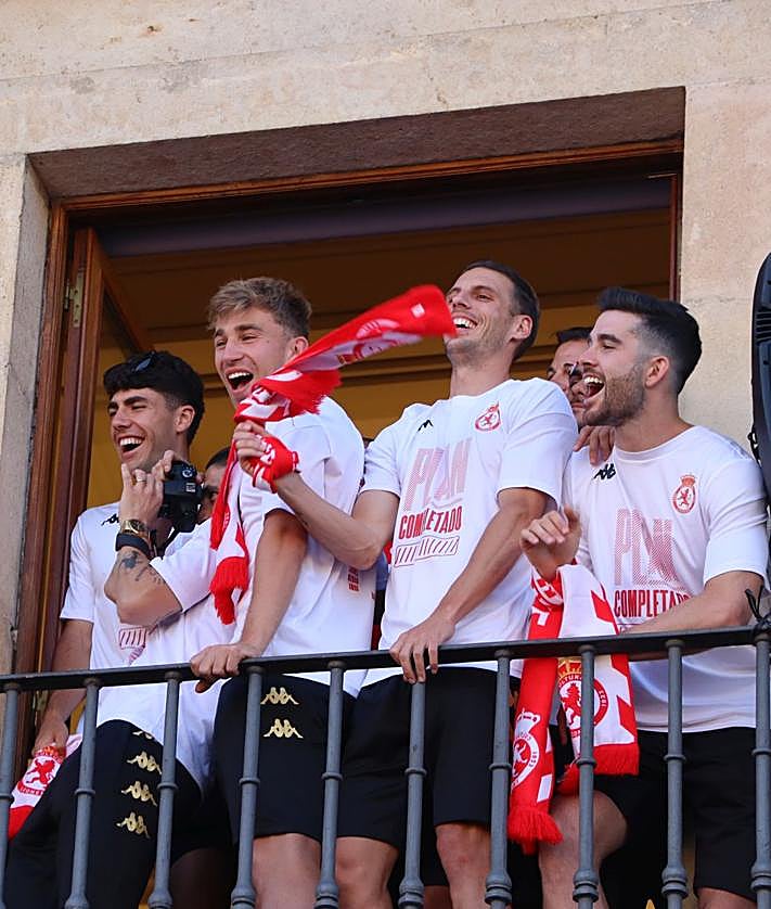 Imagen secundaria 2 - Cultural y León, un idilio con final feliz y un baño de masas para la historia