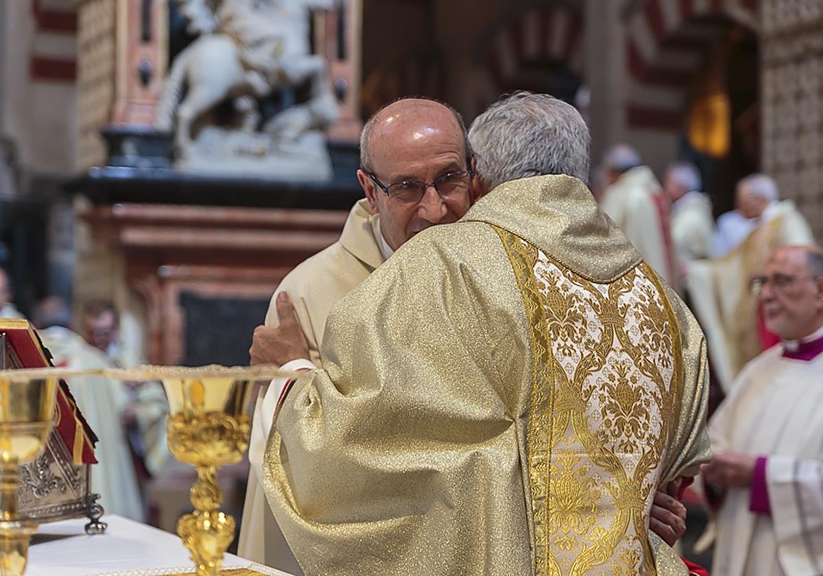 El nuevo obispo de Córdoba recibe la felicitación en su toma de posesión.