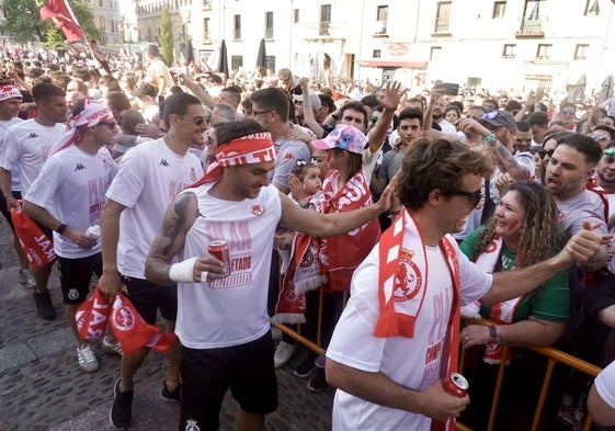 Los jugadores saludando a la afición en San Marcelo.