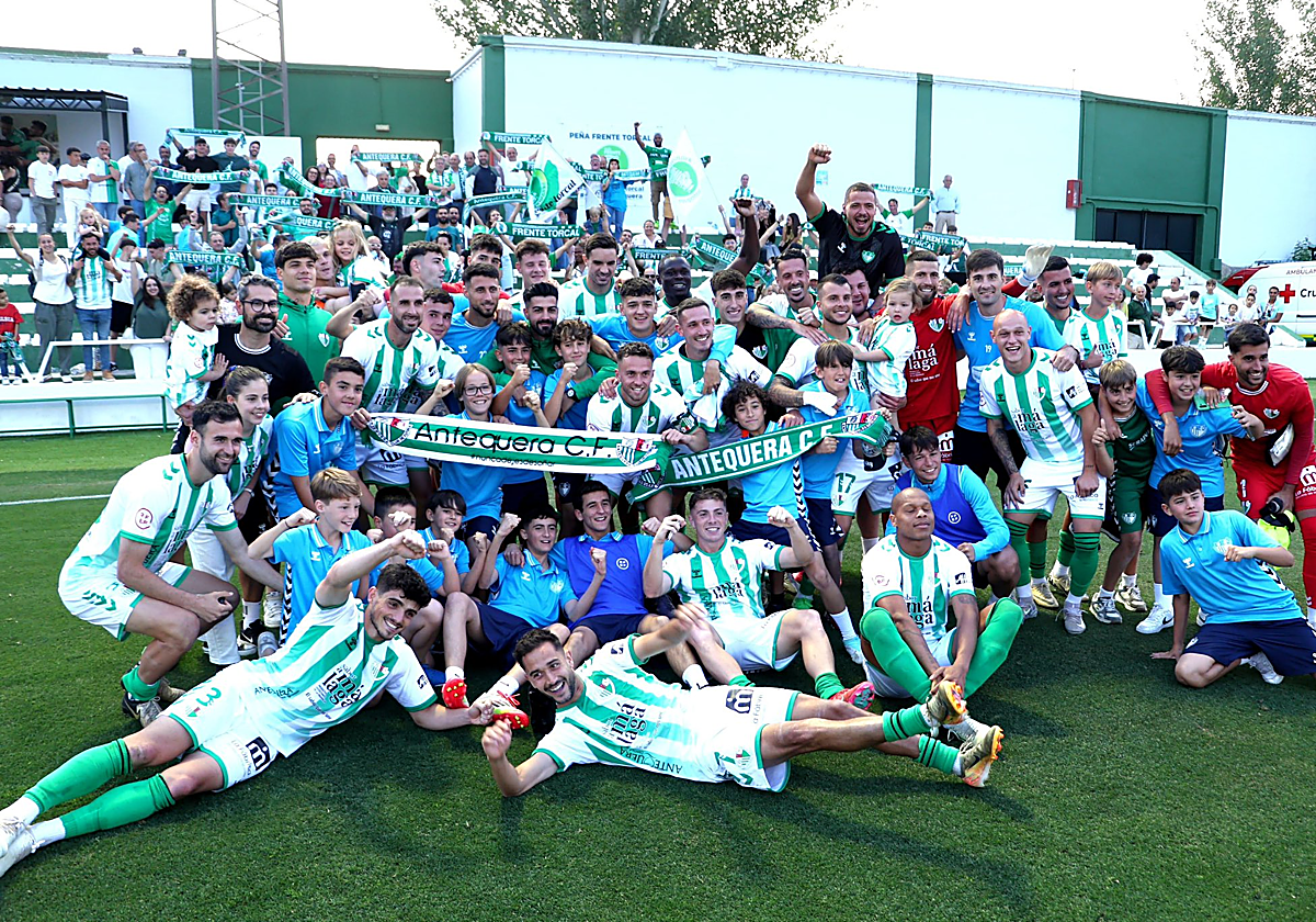 El Antequera, celebrando la entrada en los playoffs de ascenso