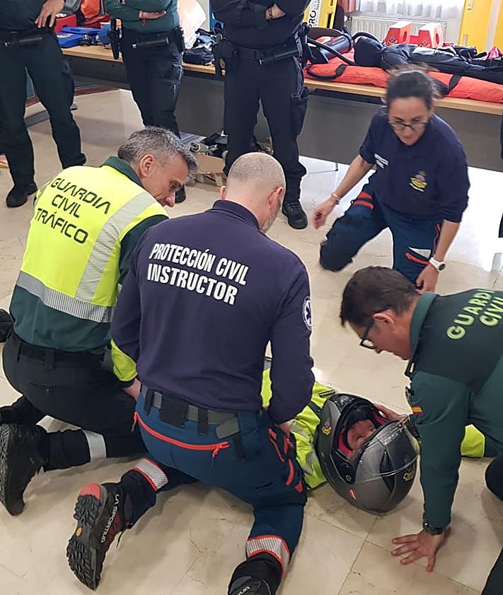 Imagen secundaria 2 - Más imágenes del curso impartido a los guardias civiles.
