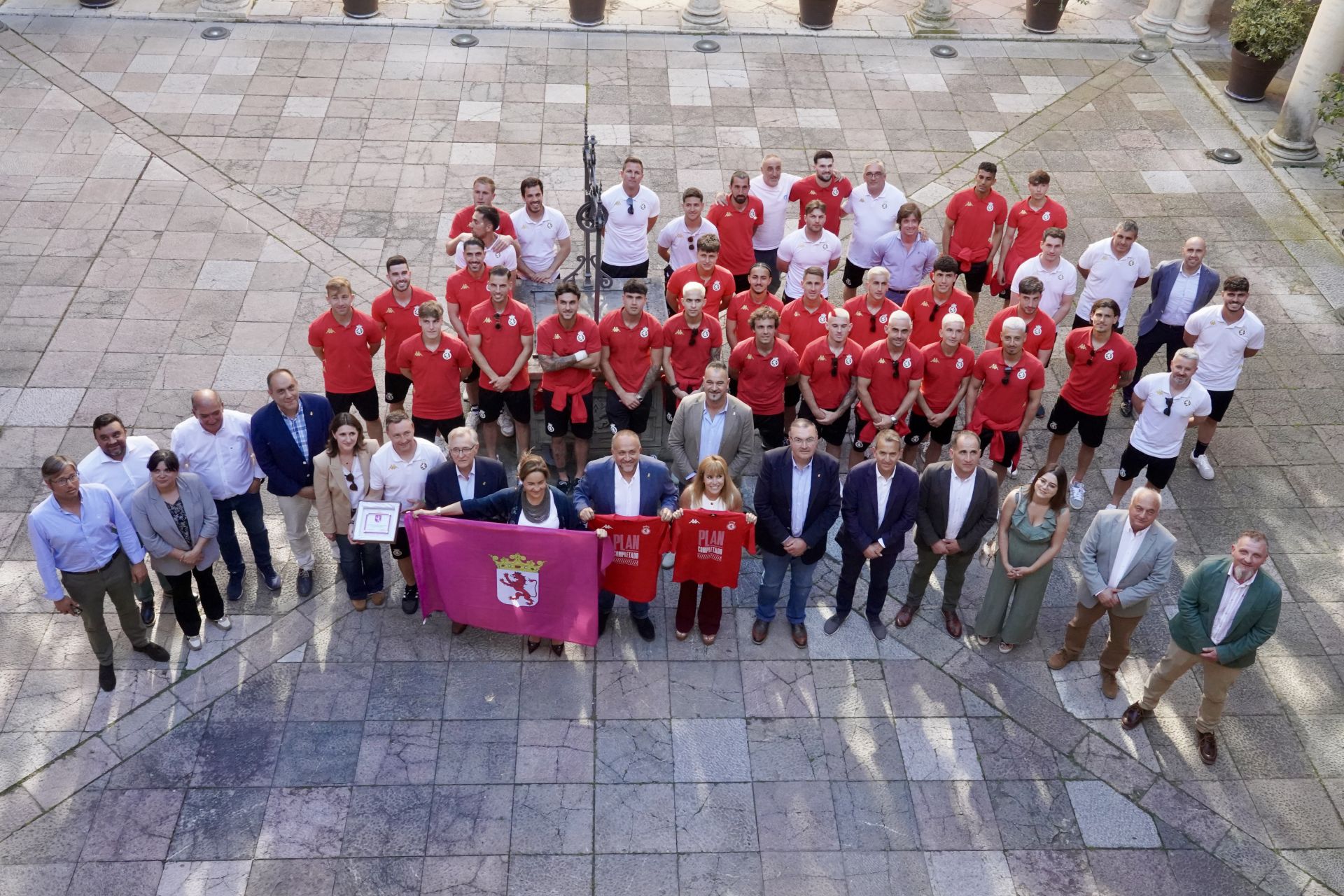 Recepción a la plantilla de la Cultural en la Diputación de León