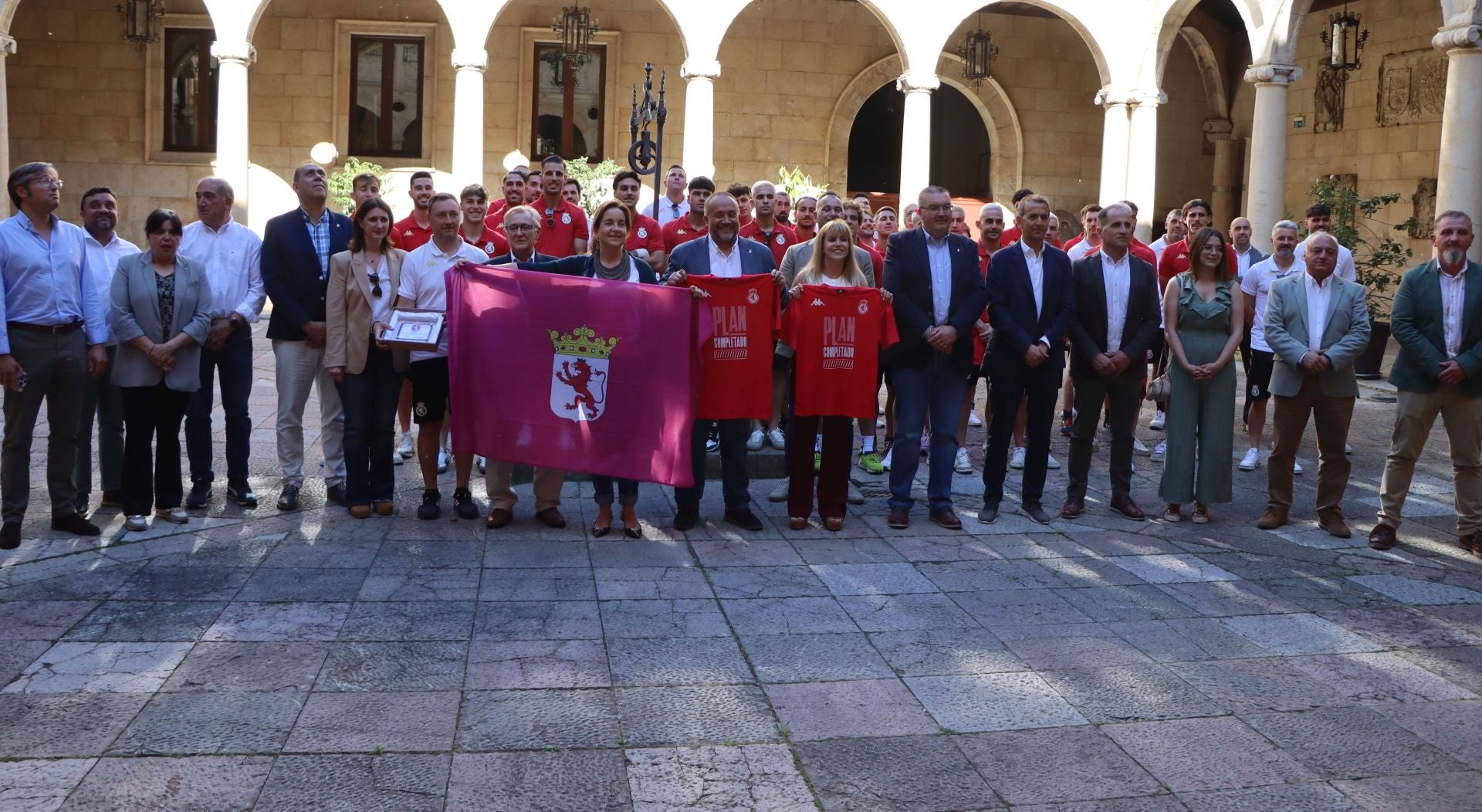Recepción a la plantilla de la Cultural en la Diputación de León