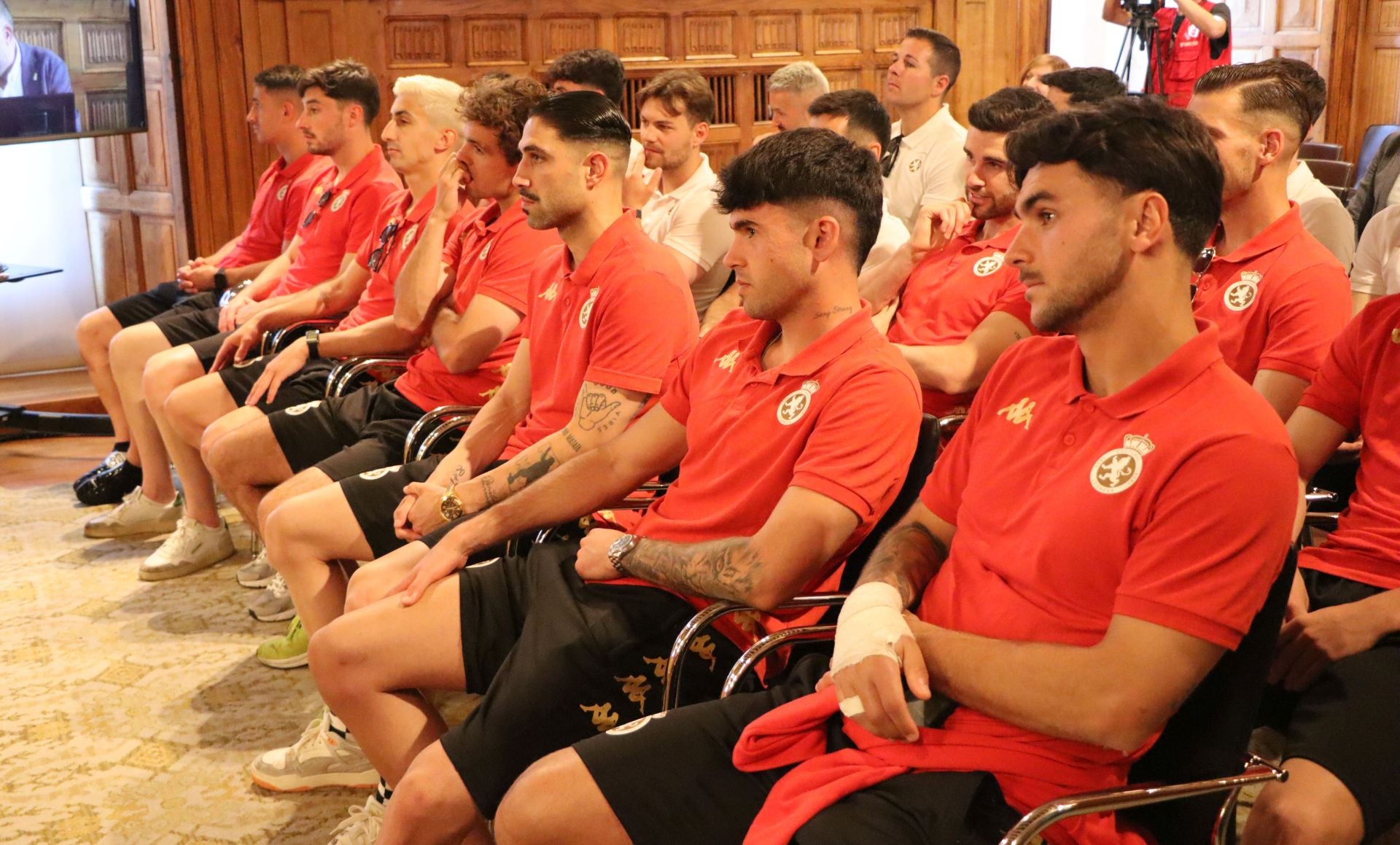 Recepción a la plantilla de la Cultural en la Diputación de León