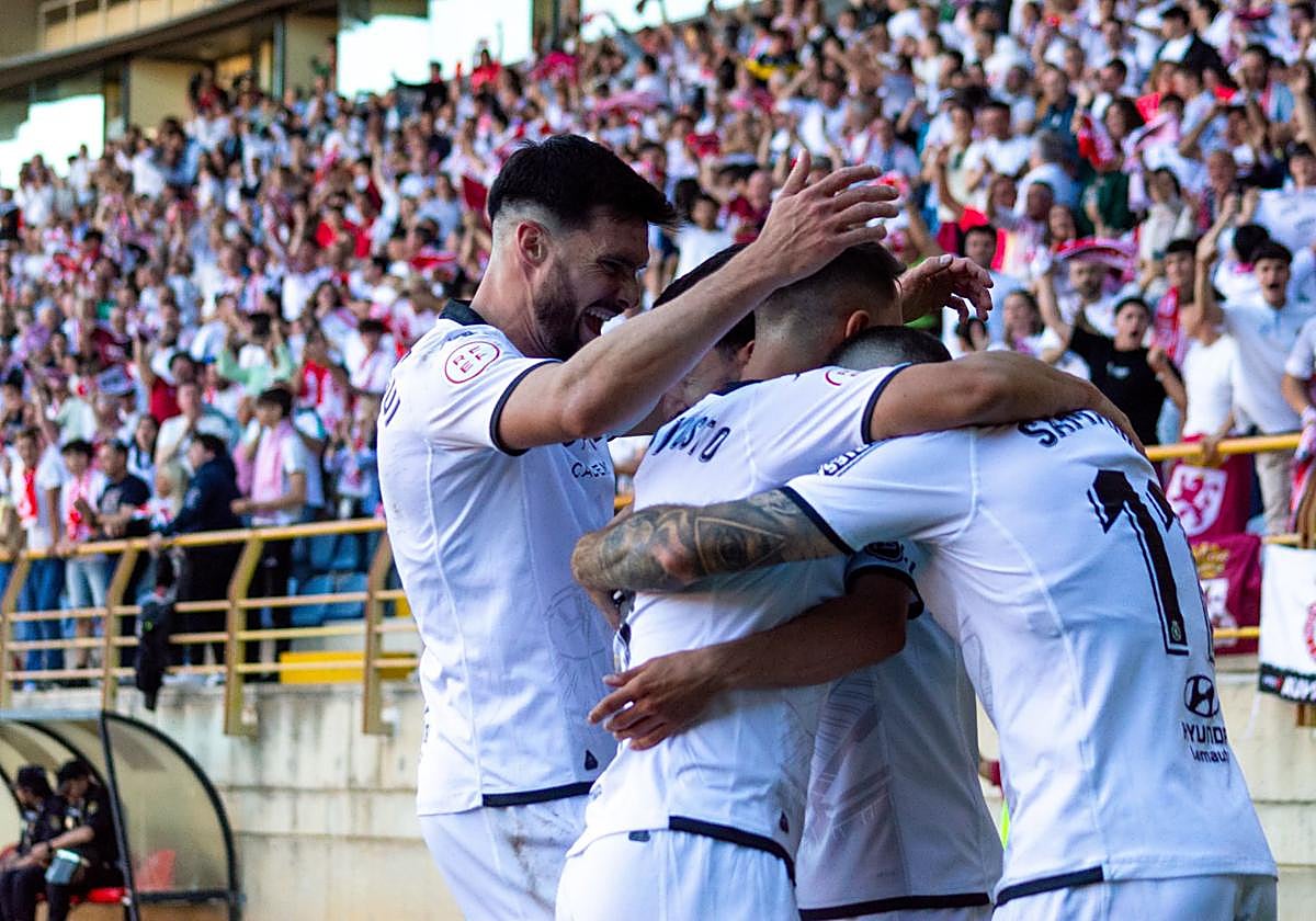Los jugadores celebran el tanto del ascenso.