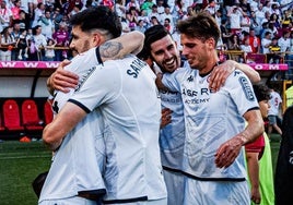 Varios jugadores de la Cultural celebran el ascenso.