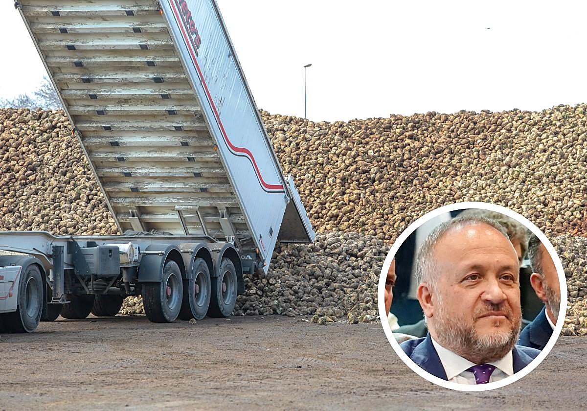 Un camión descarga remolacha en la planta de Azucarera de La Bañeza. En la imagen anexa, el presidente de la Diputación de León, Gerardo Álvarez Courel.
