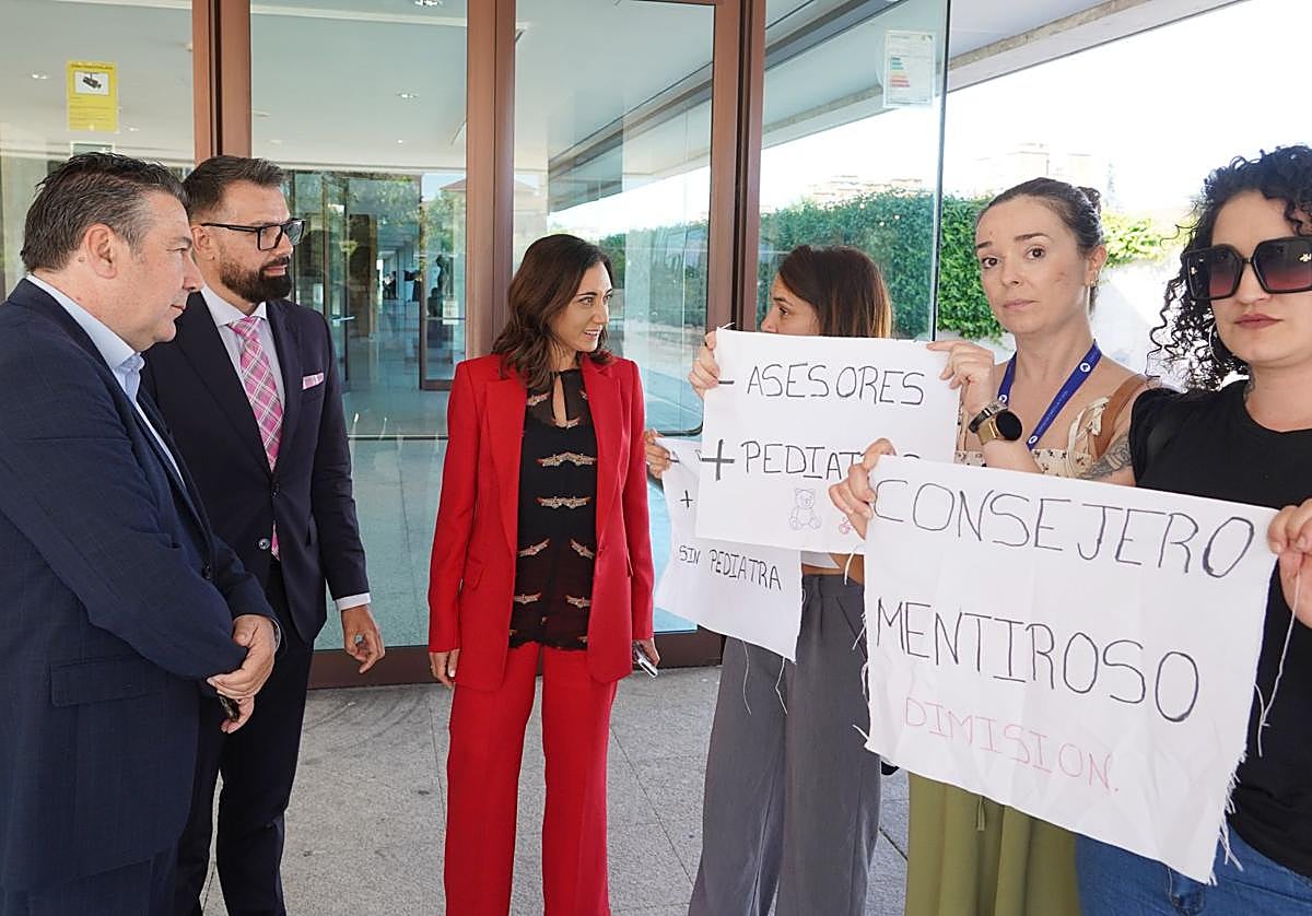 El portavoz de UPL Luis Mariano Santos conversa con las personas que han sido expulsadas de la tribuna de invitados del hemiciclo de las Cortes al reclamar la dimisión del consejero de Sanidad.