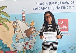 Noelia Purriños, enfermera del Caule, con el premio.