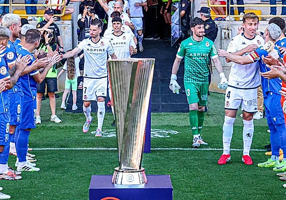 El Ceuta realizó el pasillo de campeón a la Cultural en los prolegómenos del partido.