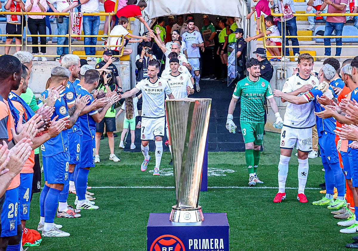 El Ceuta realizó el pasillo de campeón a la Cultural en los prolegómenos del partido.