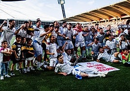 Los jugadores de la Cultural celebran el ascenso a Segunda División.