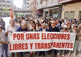 Más de un centenar de médicos se concentran para pedir unas elecciones «limpias y transparentes» en el Colegio Oficial de León