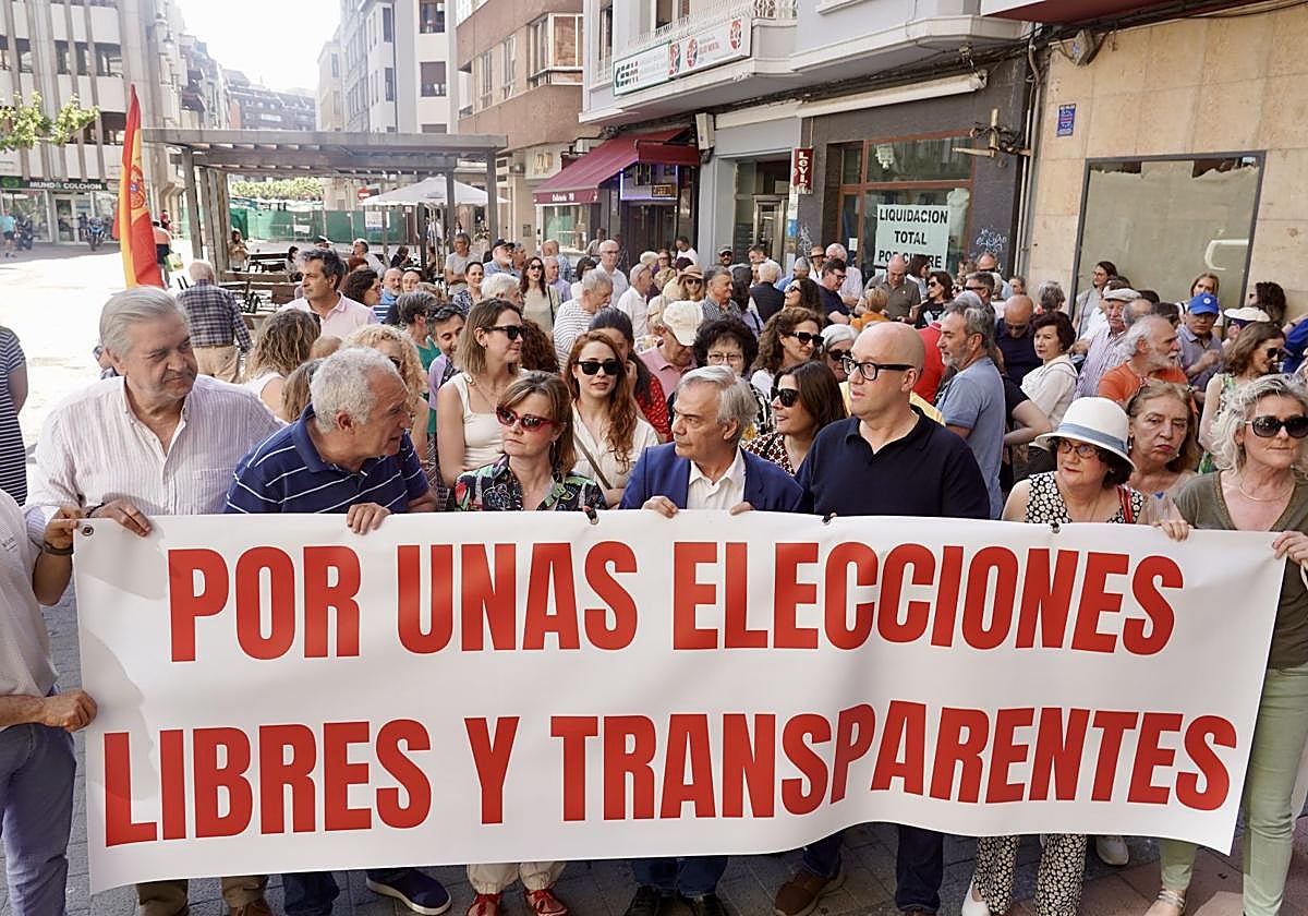 Más de un centenar de médicos se concentran para pedir unas elecciones «limpias y transparentes» en el Colegio Oficial de León