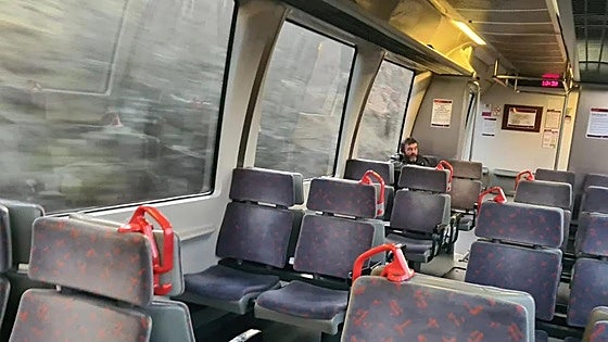 El Gobierno no convence a los usuarios de Feve: ni corredores ni autobuses
