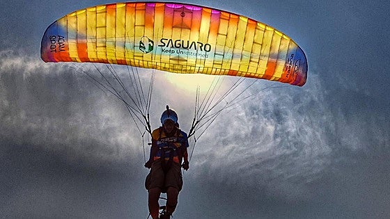 El leonés Moncho sigue triunfo en el mundo del parapente