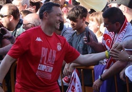 Raúl Llona saluda a un aficionado en la celebración del ascenso.