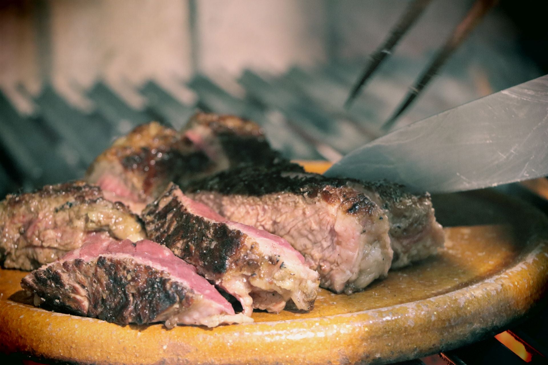 Así prepara un chuletón una de las mejores parrilleras de España