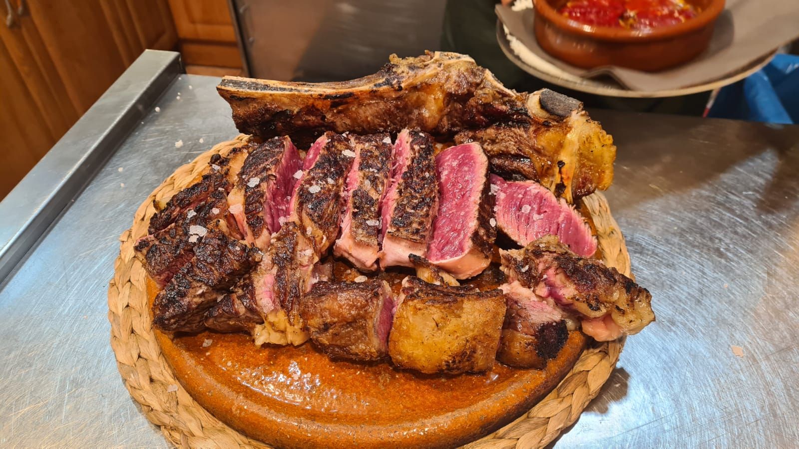 Así prepara un chuletón una de las mejores parrilleras de España