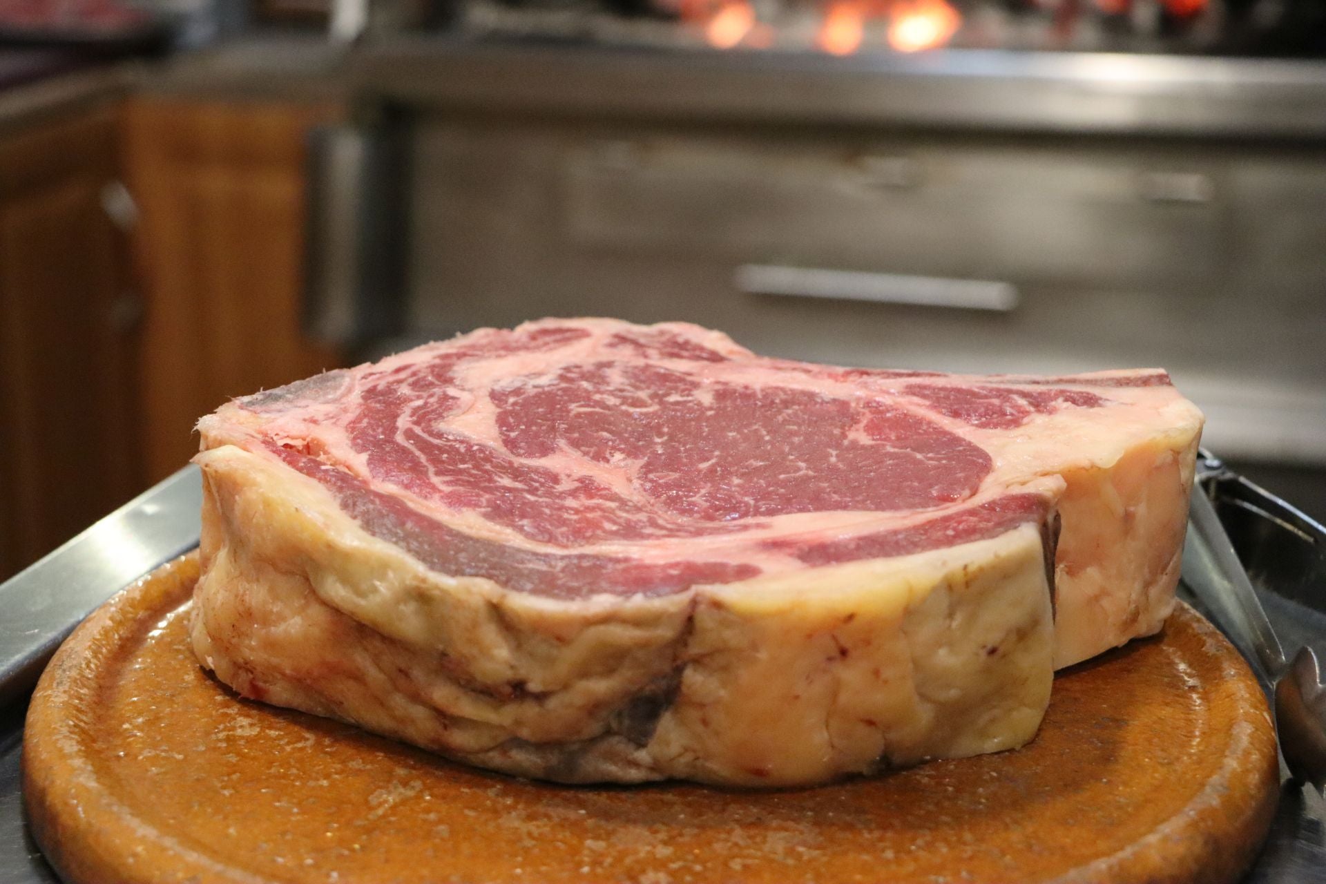 Así prepara un chuletón una de las mejores parrilleras de España