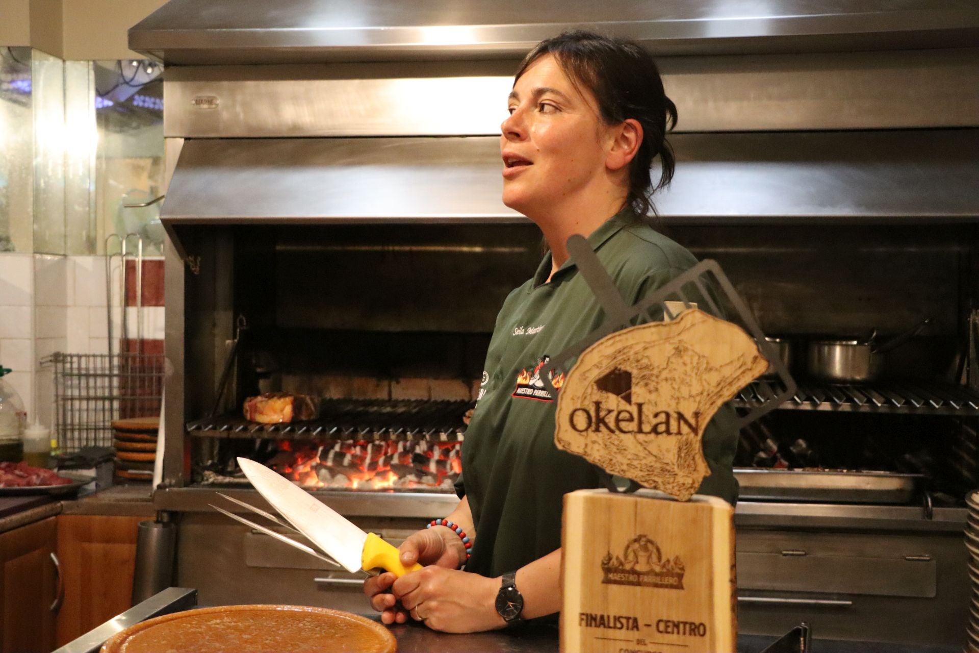 Así prepara un chuletón una de las mejores parrilleras de España