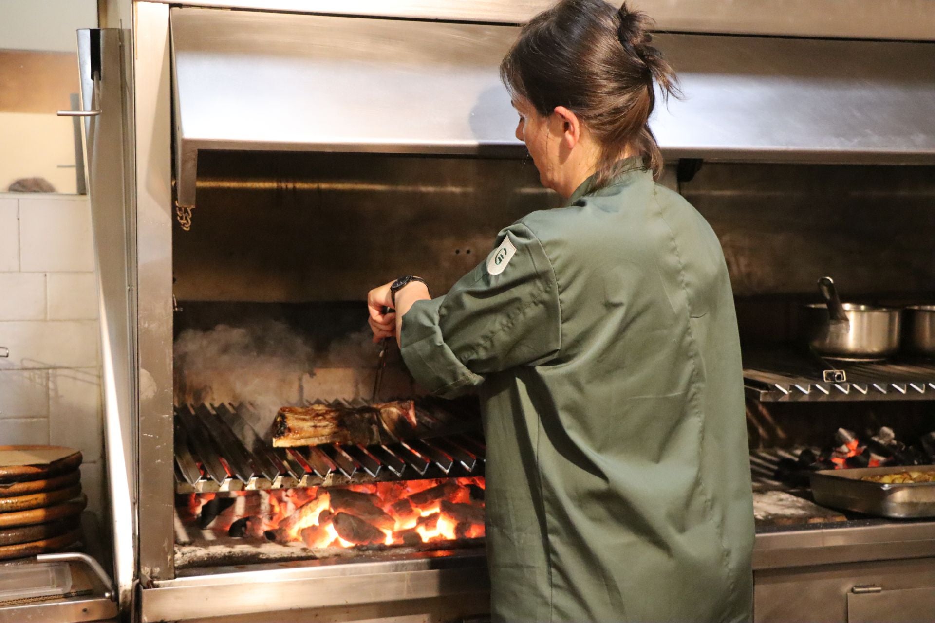 Así prepara un chuletón una de las mejores parrilleras de España