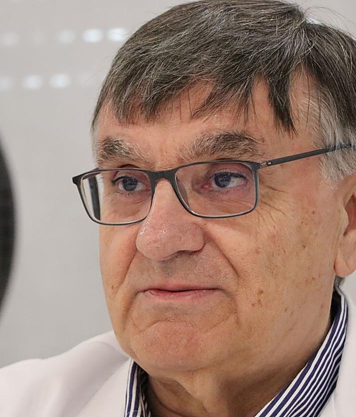 Imagen secundaria 2 - El doctor Mostaza con los biomodelos 3D.