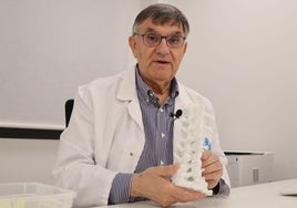 El doctor Mostaza sostiene uno de los biomodelos 3D de columna.