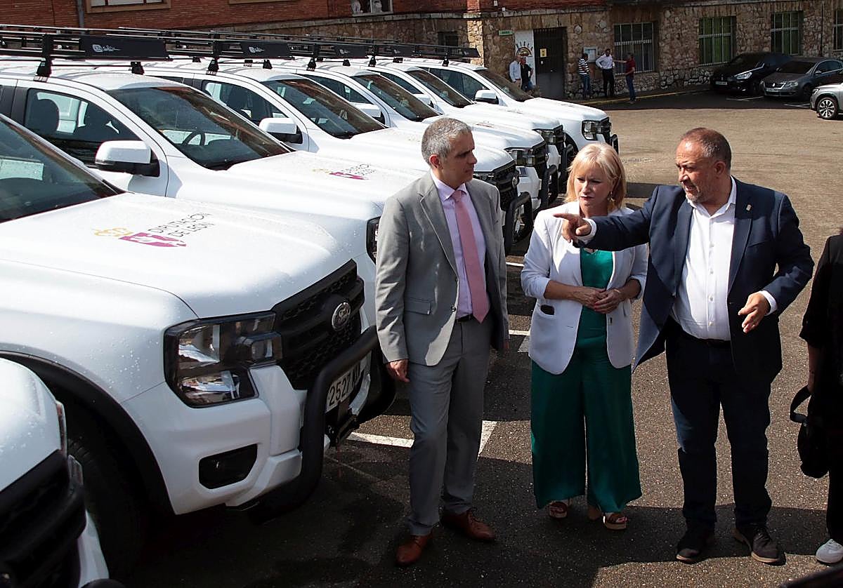 La consejera de Industria, Comercio y Empleo, Leticia García, y el presidente de la Diputación de León, Gerardo Álvarez Courel, presentan los vehículos adquiridos dentro del programa 'Montel' para actuaciones medioambientales.