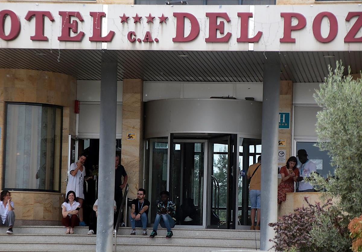 Migrantes y trabajadores del Chalé del Pozo el día de su cierre.