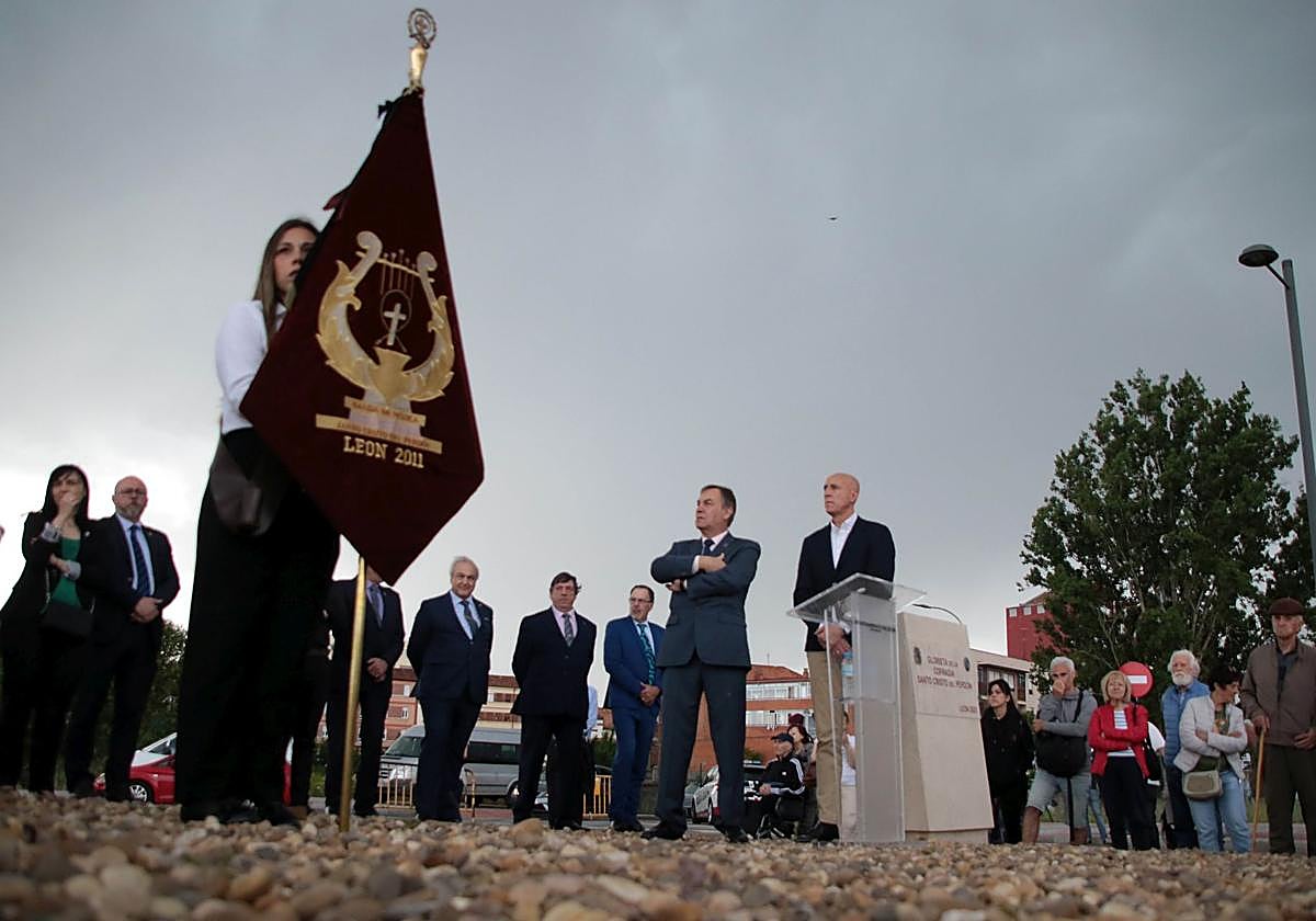 El alcalde de León, José Antonio Díez, preside el acto de descubrimiento de la placa de la Cofradía del Santo Cristo del Perdón, con el Presidente de las Cortes, Carlos Pollán y el subdelegado del Gobierno, Héctor Alaiz.