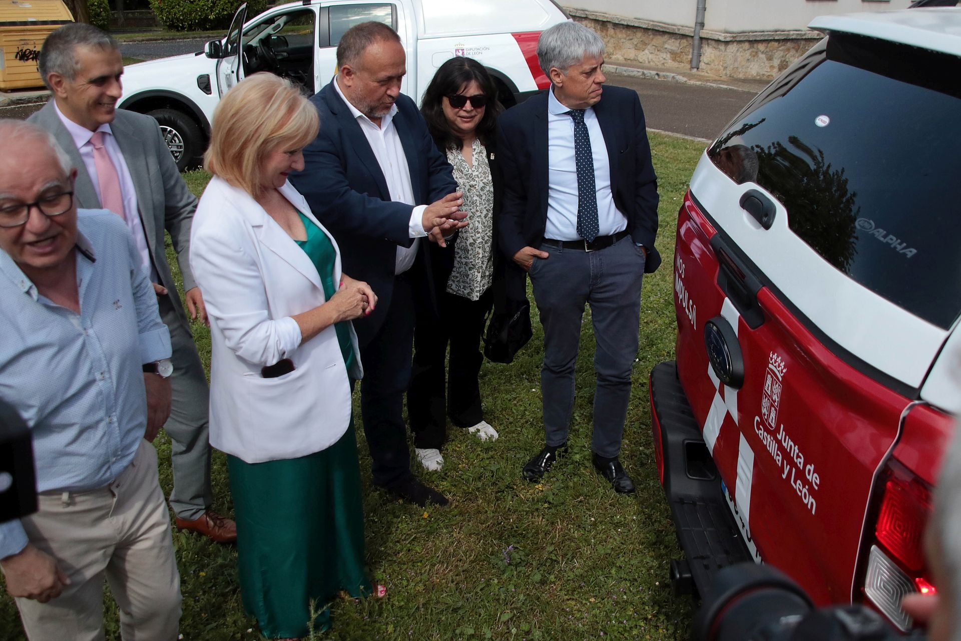 La consejera de Industria, Comercio y Empleo, Leticia García, y el presidente de la Diputación de León, Gerardo Álvarez Courel, presentan los vehículos adquiridos dentro del programa 'Montel' para actuaciones medioambientales