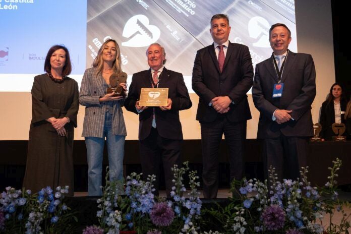 Paula Martínez y ALfredo Martínez el pasado mes de mayo recogiendo el premio otorgado por la Confederación de Comercio de Castilla y León a través de la Junta de Casilla y León