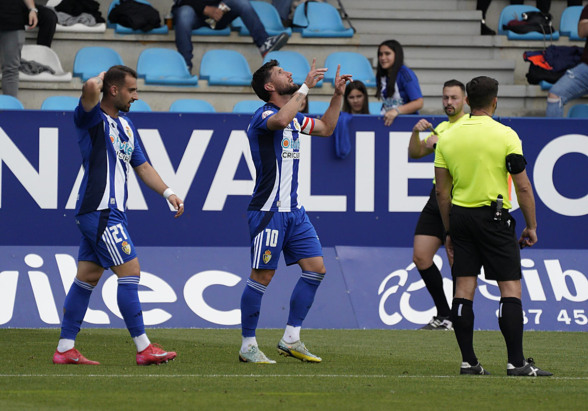 Borja Valle, celebrando un gol con la Deportiva