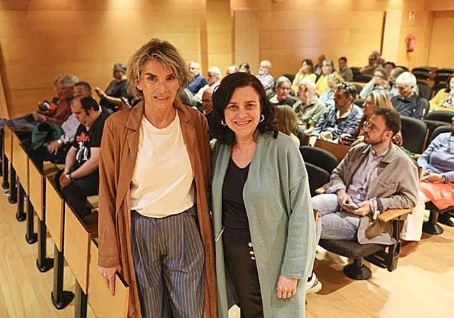 La coordinadora del Aula de Cultura, Mercedes de Soignie, con la geóloga Montserrat Jiménez.