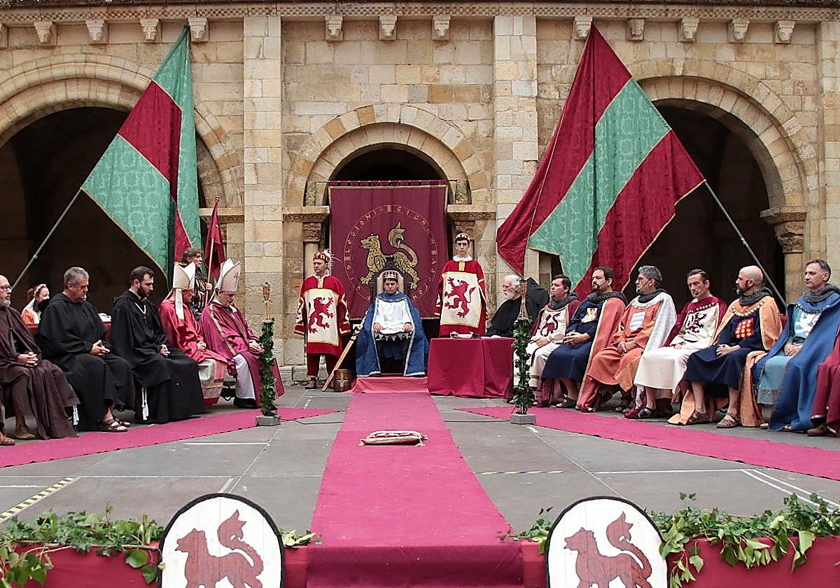 La Asociación Cultural El Trovador Leonés lleva a cabo una representación de las Cortes de 1188 bajo el título 'Al Alba del Parlamentarismo'