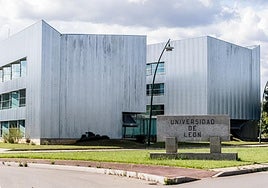 Zona de acceso a la Universidad de León.