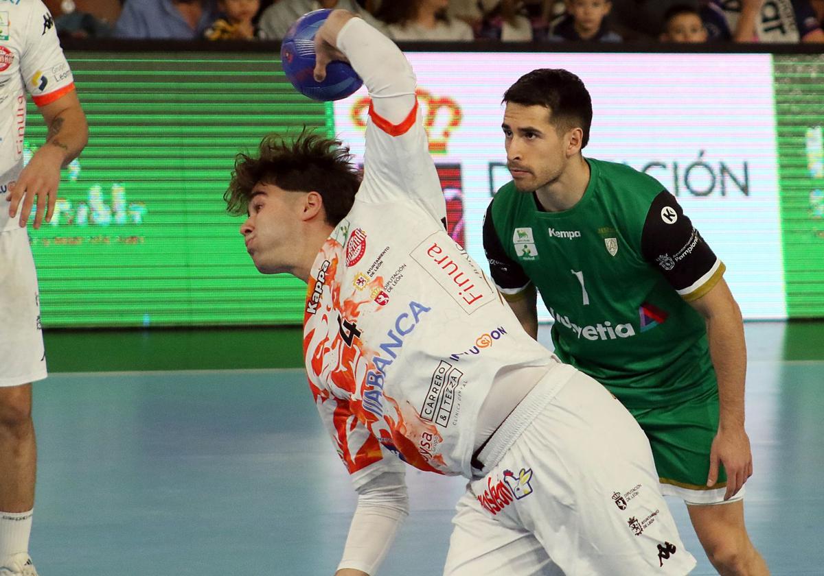 Carlos Álvarez, en un partido con el Abanca Ademar.